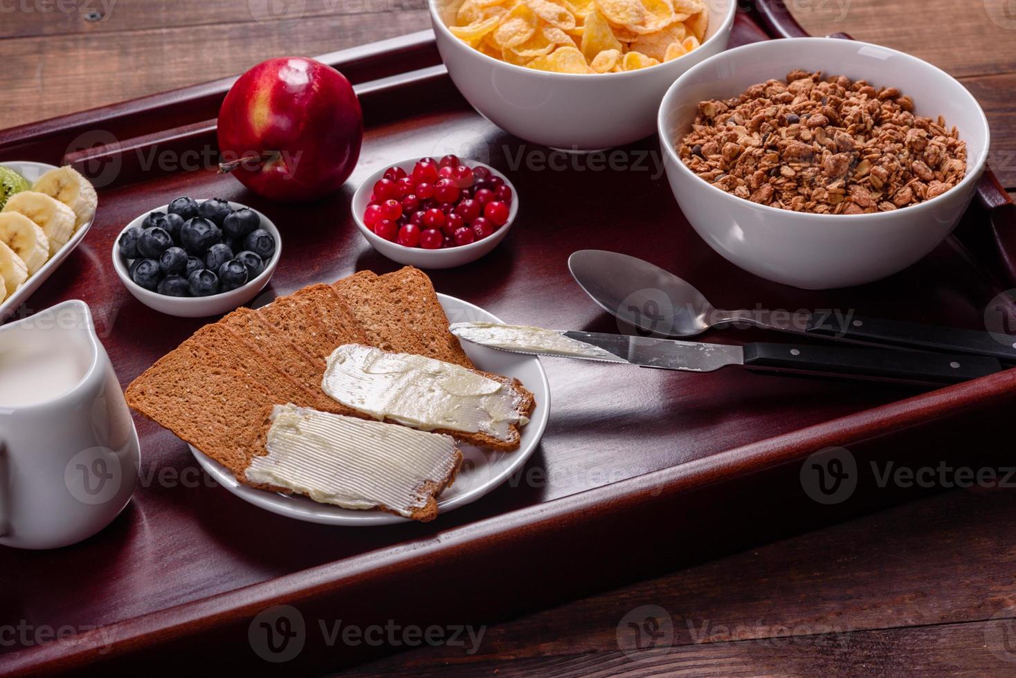 heerlijk ontbijt met verse croissants en rijpe bessen foto