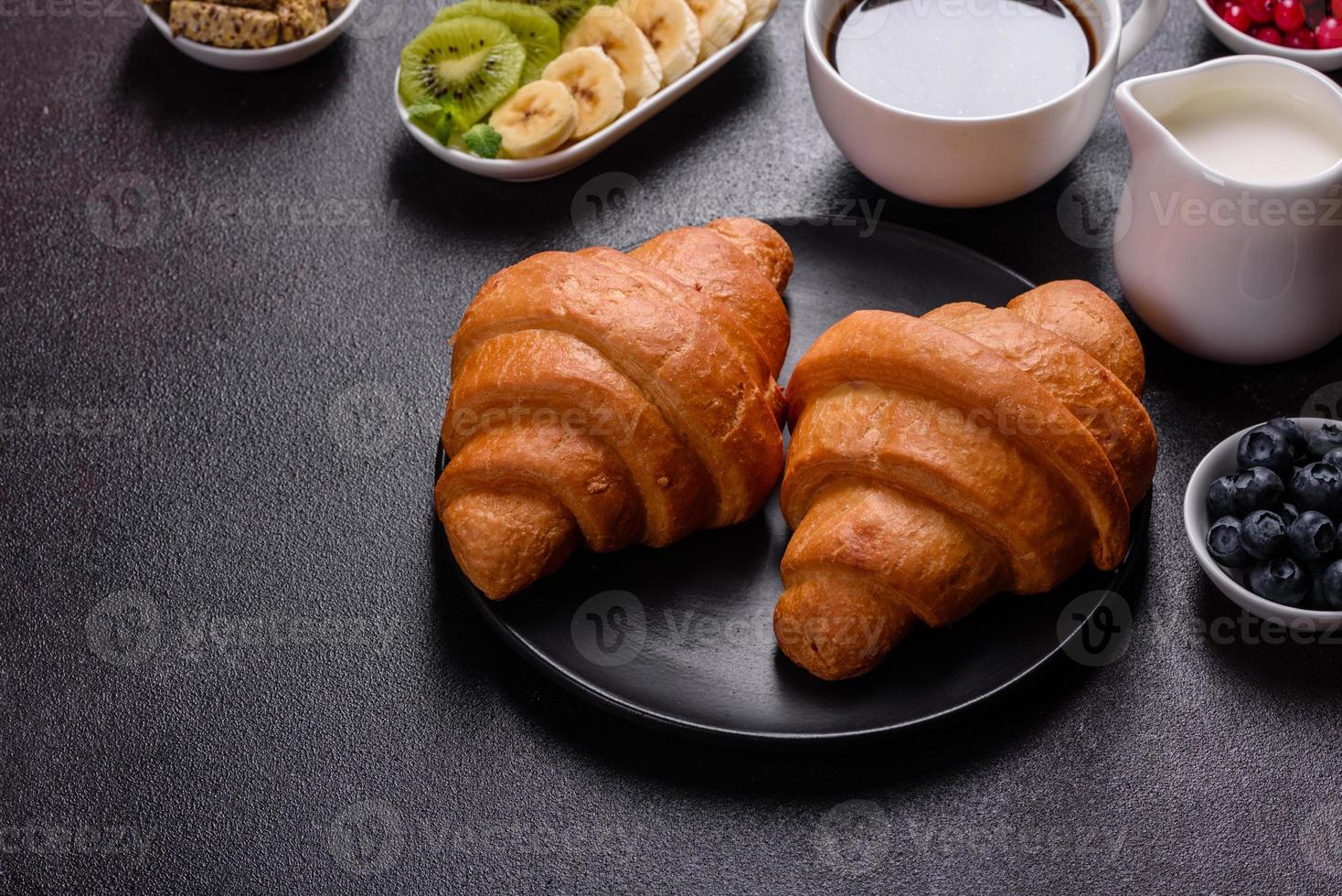 heerlijk ontbijt met verse croissants en rijpe bessen foto