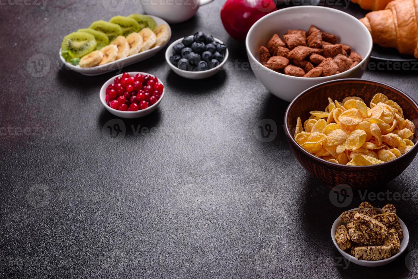 heerlijk ontbijt met verse croissants en rijpe bessen foto