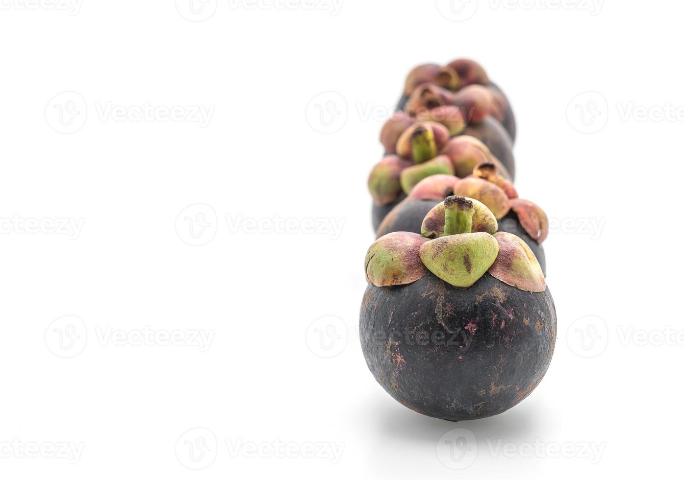 verse mangosteen op witte achtergrond foto