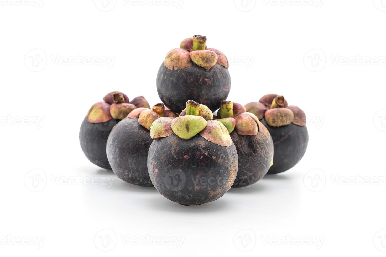 verse mangosteen op witte achtergrond foto