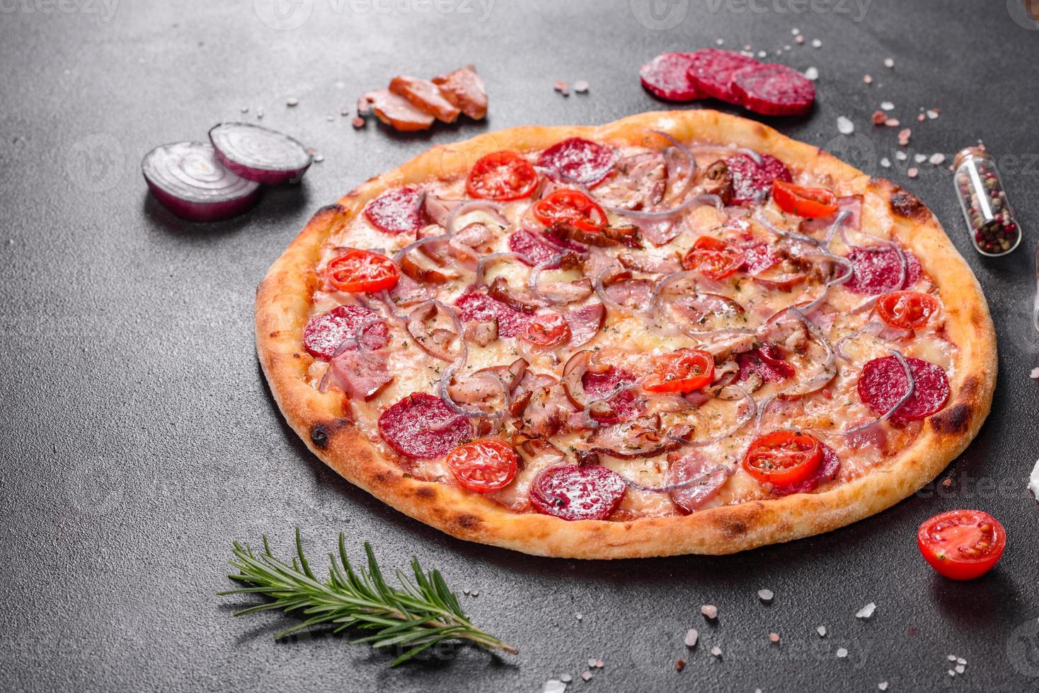 pepperoni pizza met mozzarella kaas, salami, ham foto