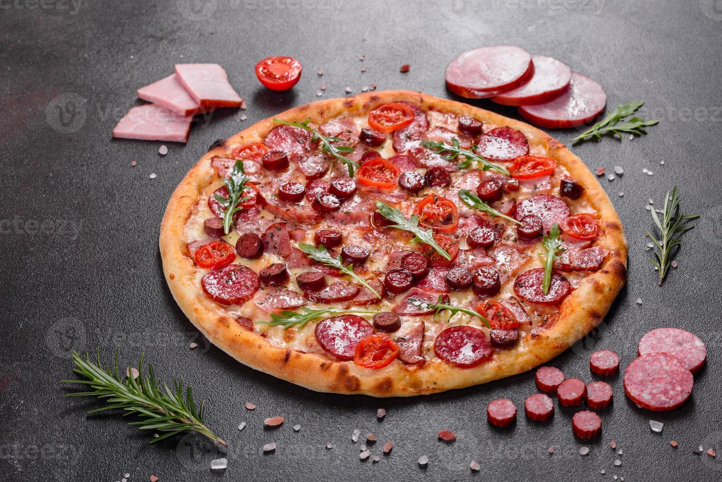 pepperoni pizza met mozzarella kaas, salami en ham foto