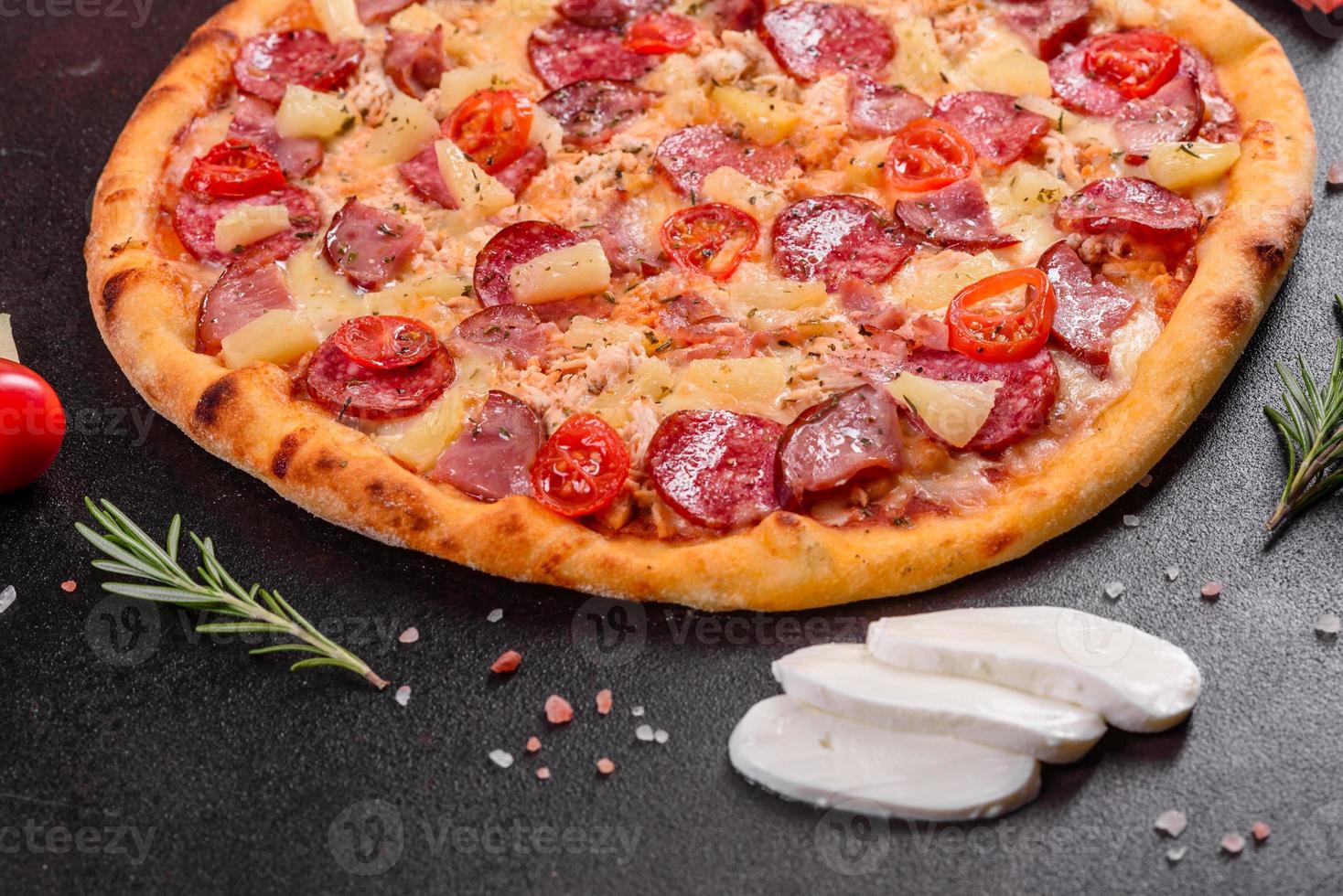 pepperoni pizza met mozzarella kaas, salami, ham foto