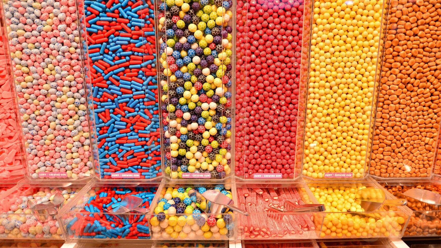 plastic potten gevulde met kleurrijk snoep in winkel. foto