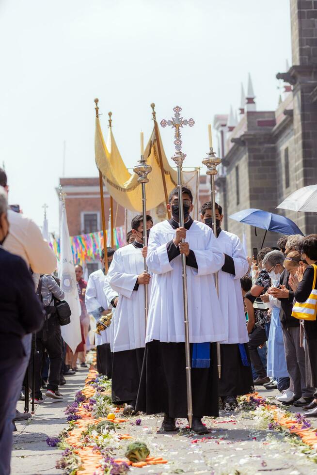 puebla, Mexico 2023 - priesters en leden van de Katholiek kerk dragen uit een processie in voorkant van de kathedraal van puebla. aanbidden van Katholiek christen symbolen foto