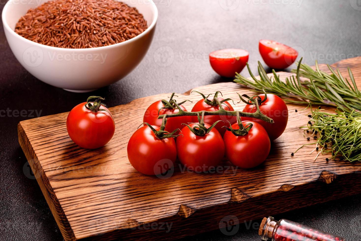 ingrediënten voor de Indiase keuken liggen op een zwart oppervlak foto