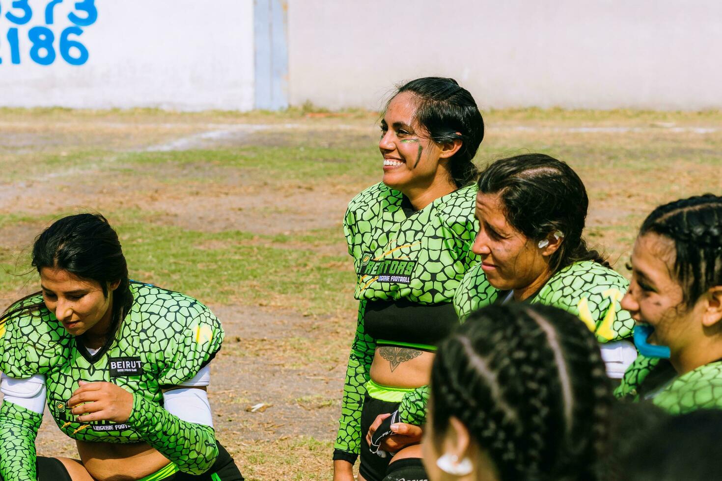 puebla, Mexico 2023 - Mexicaans Dames Amerikaans Amerikaans voetbal spelers verzameld in een cirkel luisteren naar de van de coach instructies foto