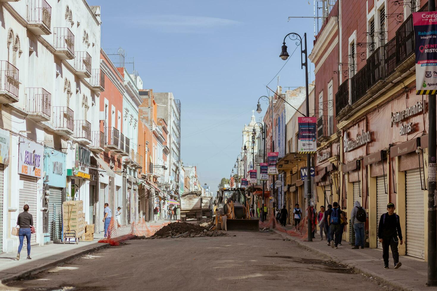 puebla, Mexico 2023 - bouw arbeiders werk naar reparatie een straat in de historisch centrum van puebla foto