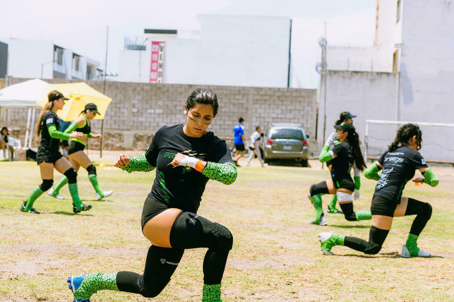 puebla, Mexico 2023 - vriendelijk spel van vrouwen Amerikaans Amerikaans voetbal in Mexico Aan een vlak veld- Aan een zonnig dag foto