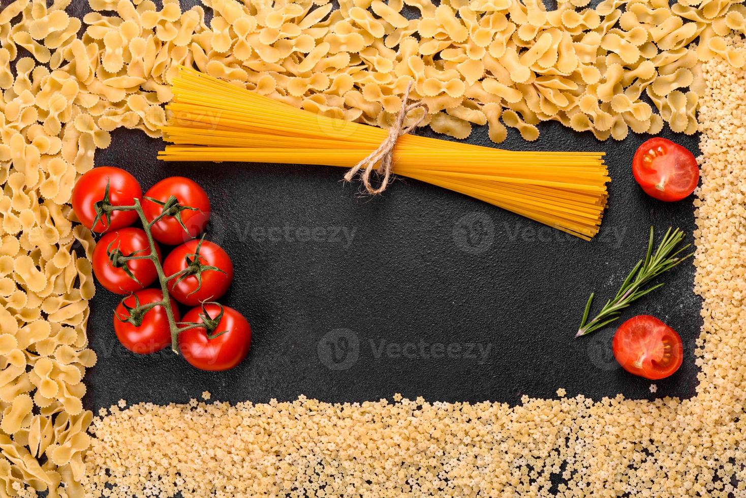 ingrediënten voor kookpasta op een donkere achtergrond foto