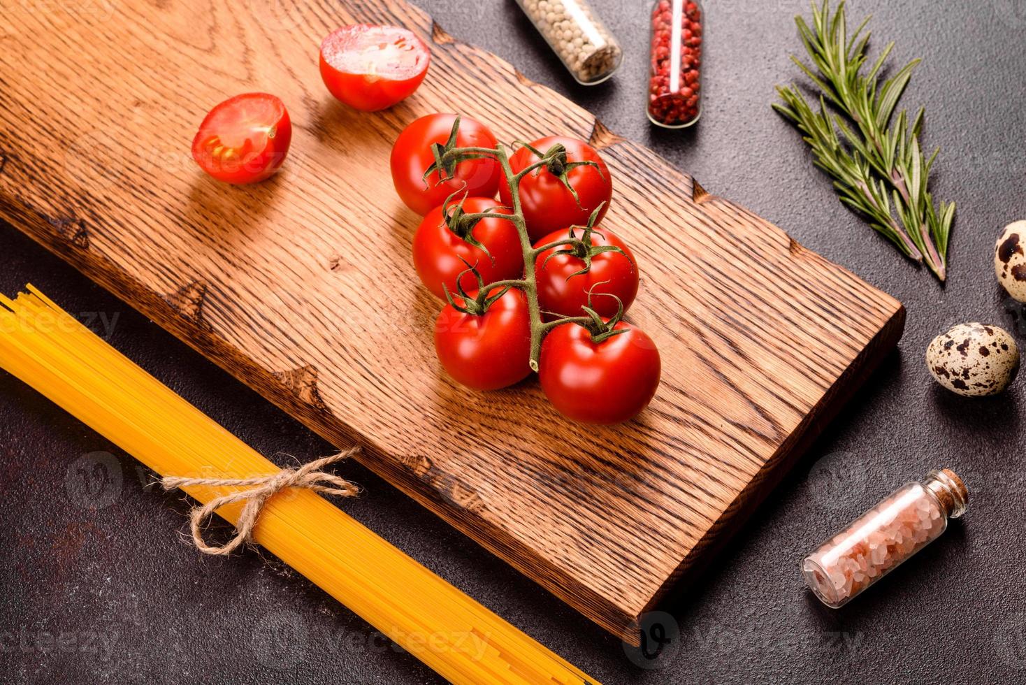 ingrediënten voor kookpasta op een donkere achtergrond foto