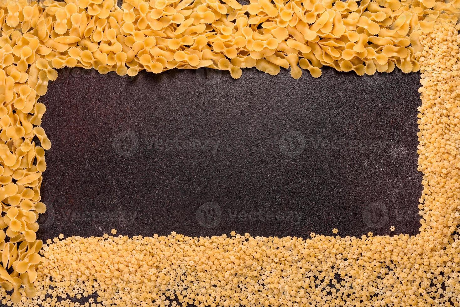 ingrediënten voor kookpasta op een donkere achtergrond foto