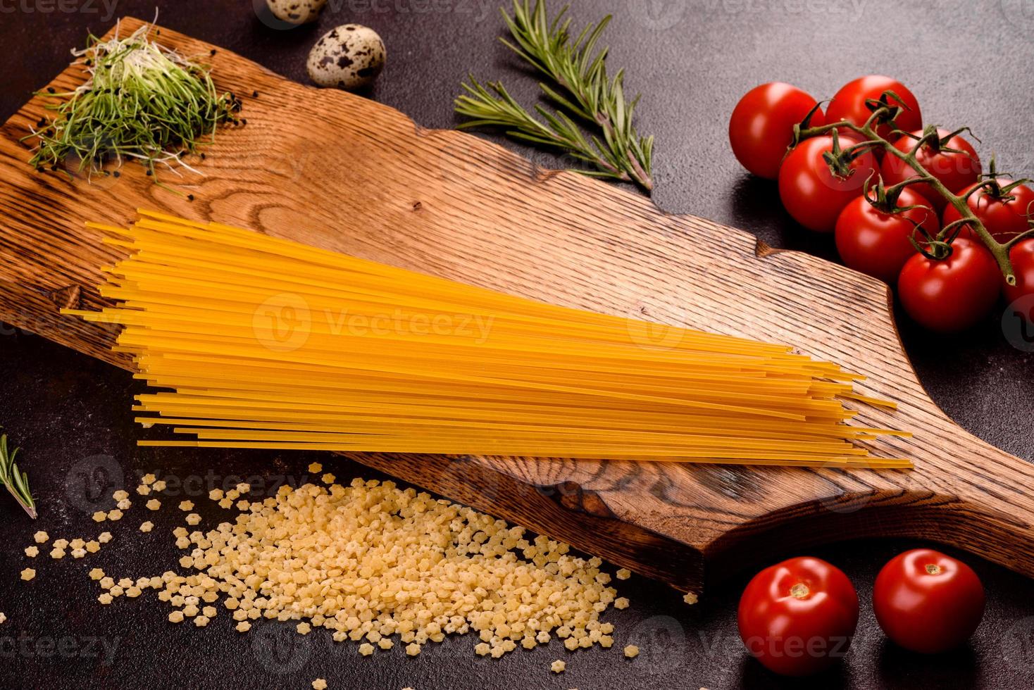 ingrediënten voor kookpasta op een donkere achtergrond foto