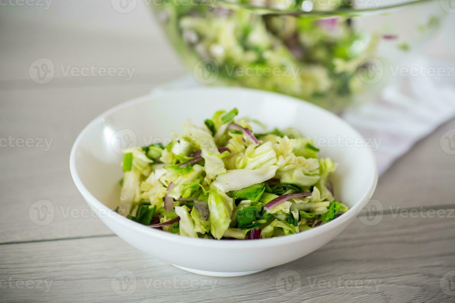 jong kool salade met Purper uien in een kom . foto