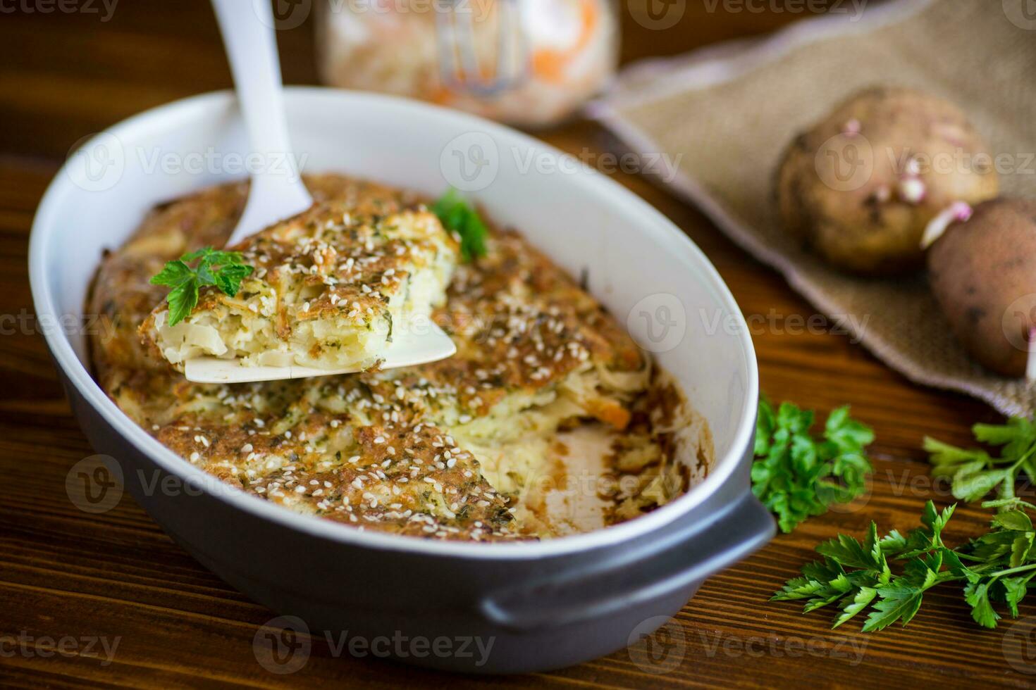 aardappel braadpan met kool en specerijen in een keramisch het formulier foto