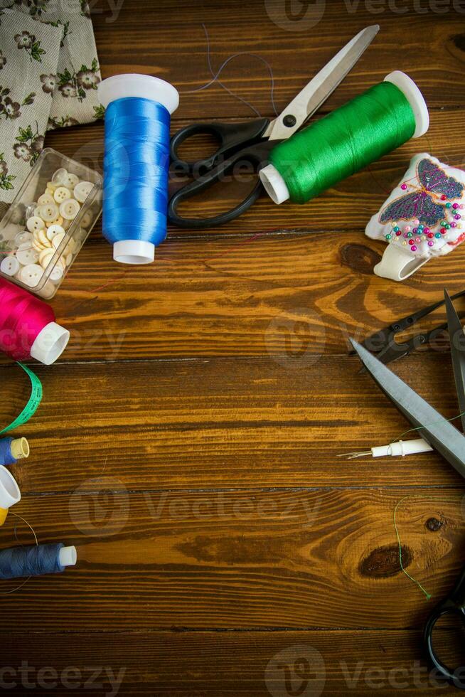 een reeks van gereedschap en draden voor naaien kleren foto