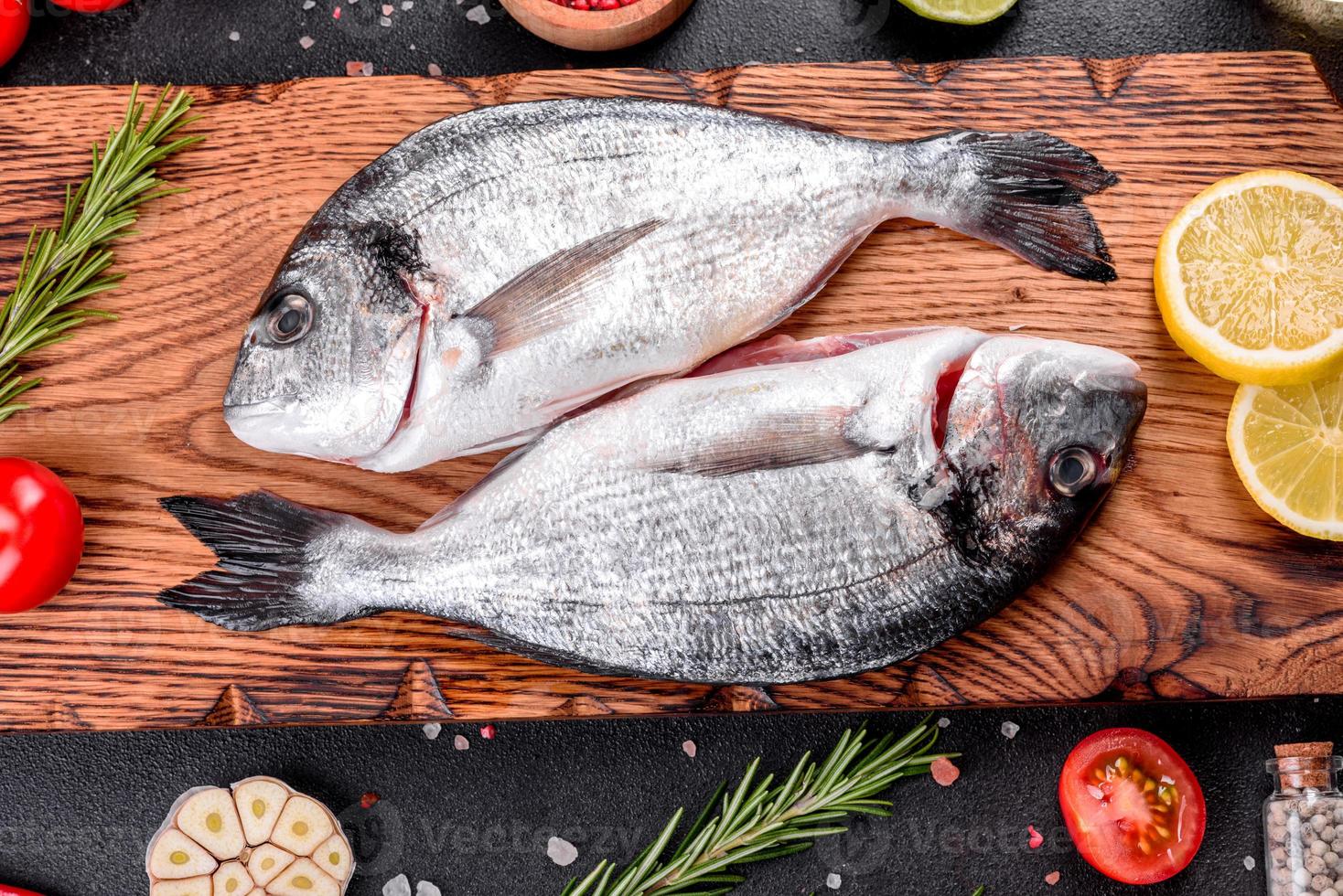 rauwe dorado vis met kruiden koken op snijplank foto