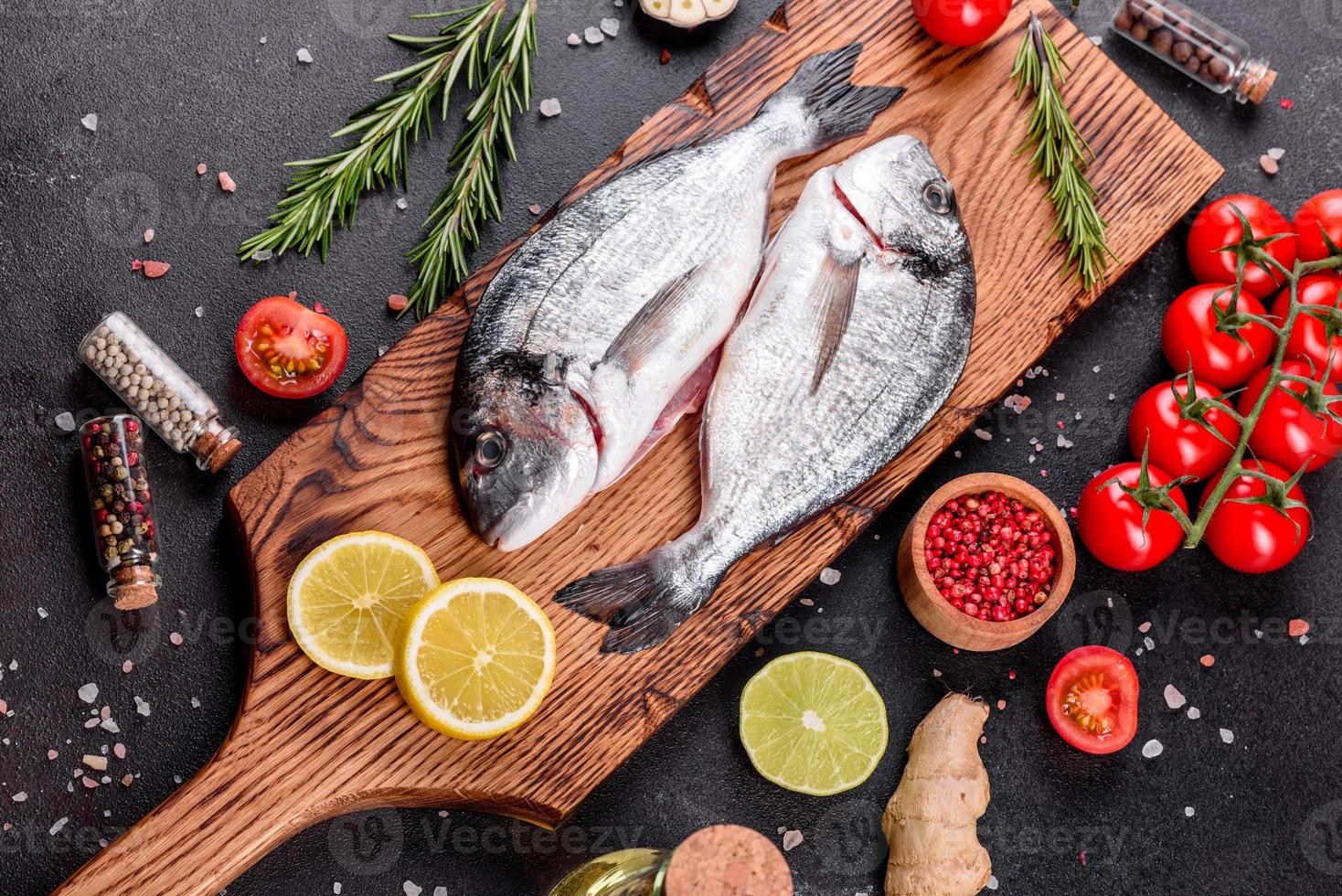 rauwe dorado vis met kruiden koken op snijplank foto