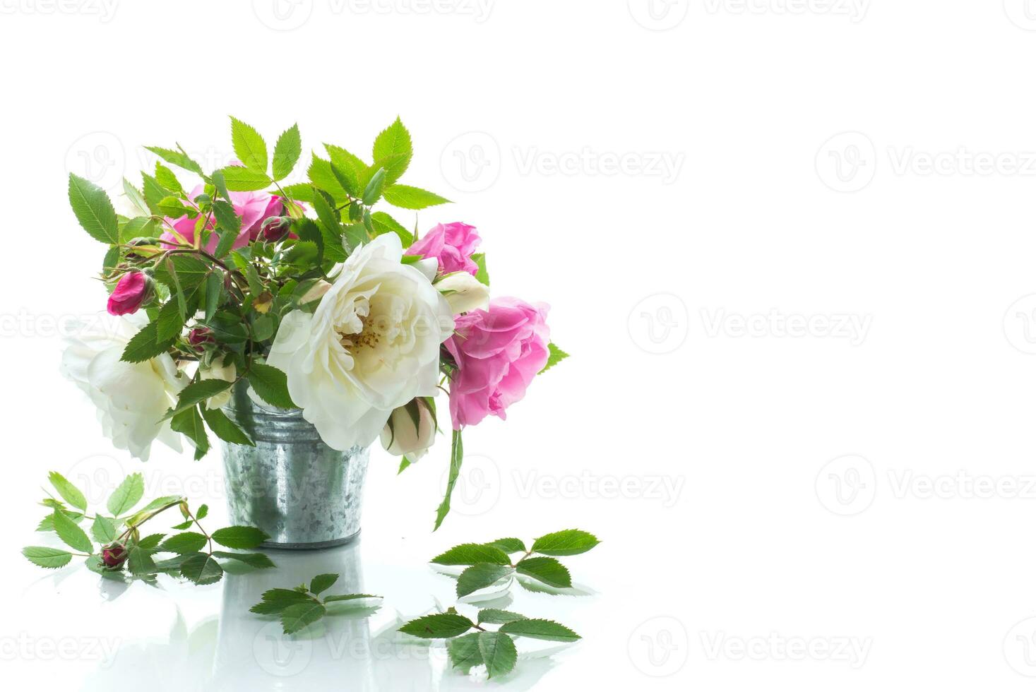 klein boeket van mooi zomer roze en wit rozen foto