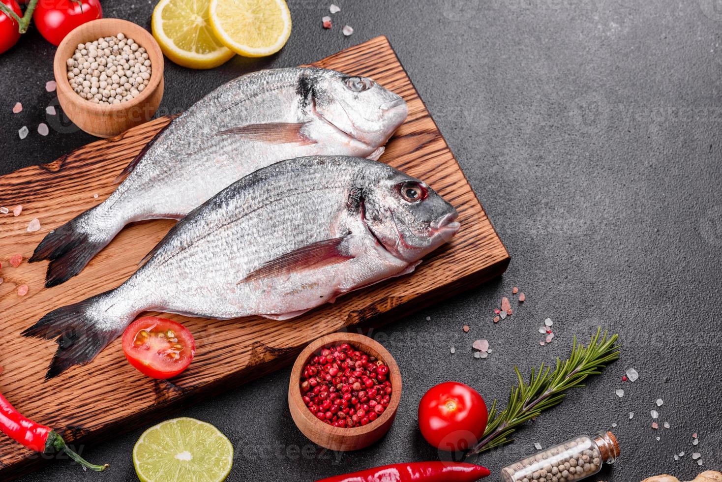 rauwe dorado vis met kruiden koken op snijplank foto