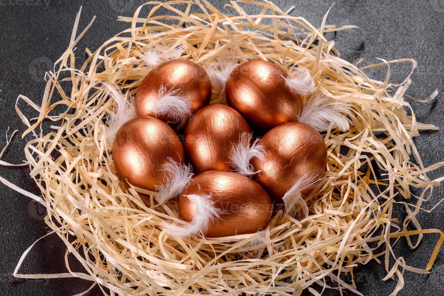 gouden paaseieren in het nest, voorbereiding op de vakantie foto