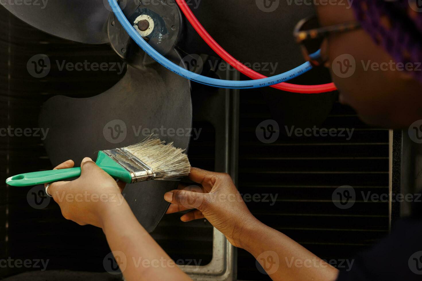 gekruid monteur Verwijderen laag van aarde van blazer ventilator naar voorkomen schadelijk van ventilatie systeem. bedreven klusjesman schoonmaak hvac systeem onderdelen naar hou op risico van oververhitting, dichtbij omhoog foto