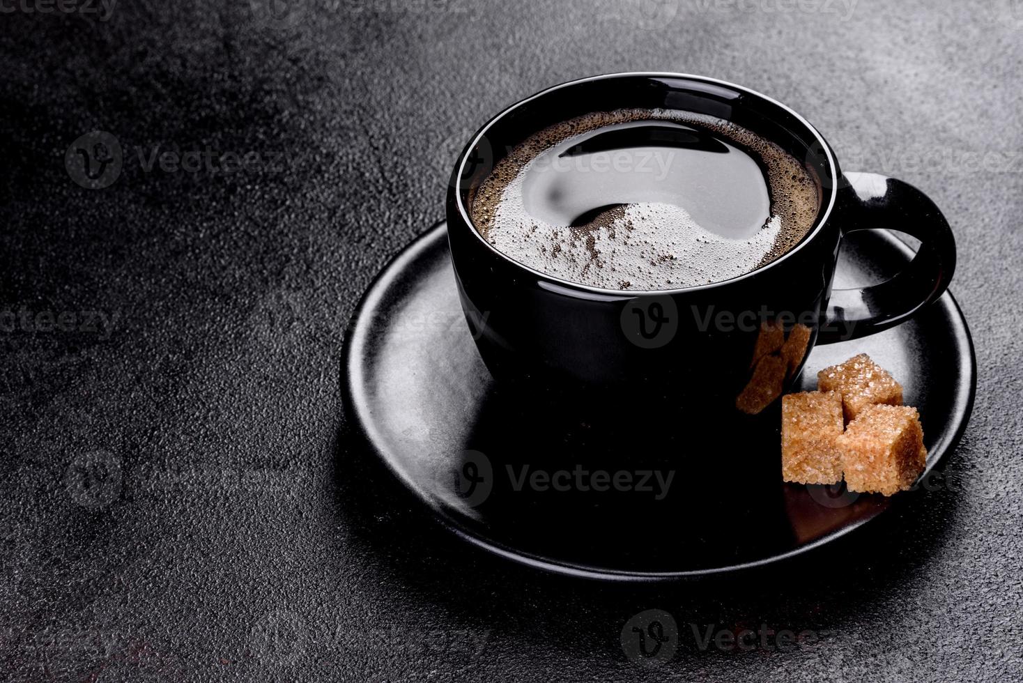 een kopje fris geurende ochtendkoffie voor een vrolijk begin van de dag foto