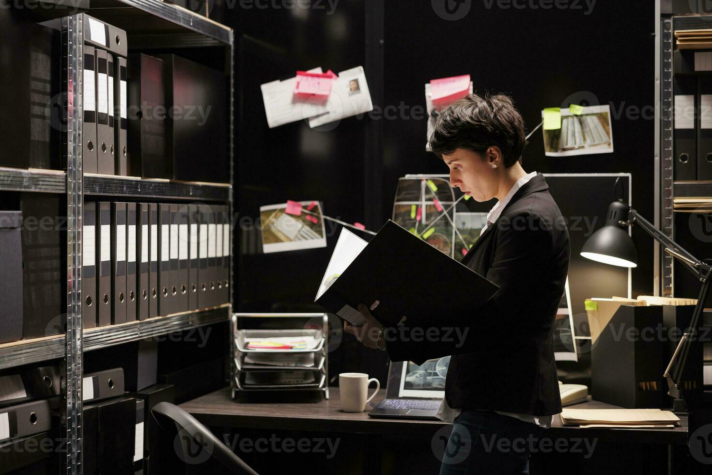 privaat detective lezing Politie privaat rapport, ontdekking vertrouwelijk informatie over mysterieus misdrijf. federaal middel werken laat Bij nacht in archiveren kamer. onderzoek cooncept foto