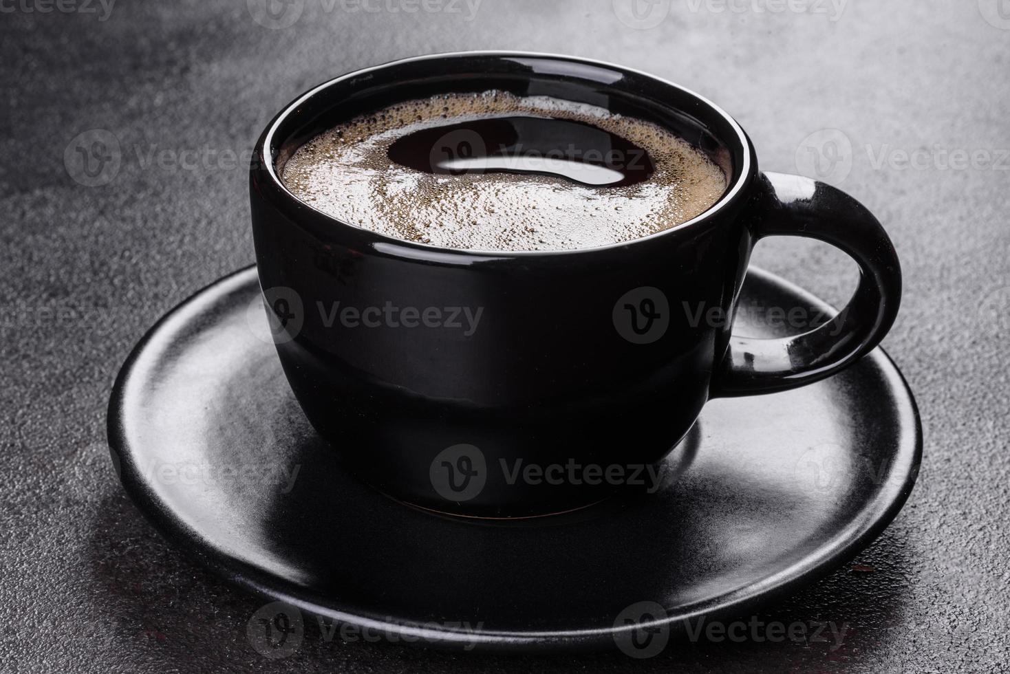 een kopje fris geurende ochtendkoffie voor een vrolijk begin van de dag foto