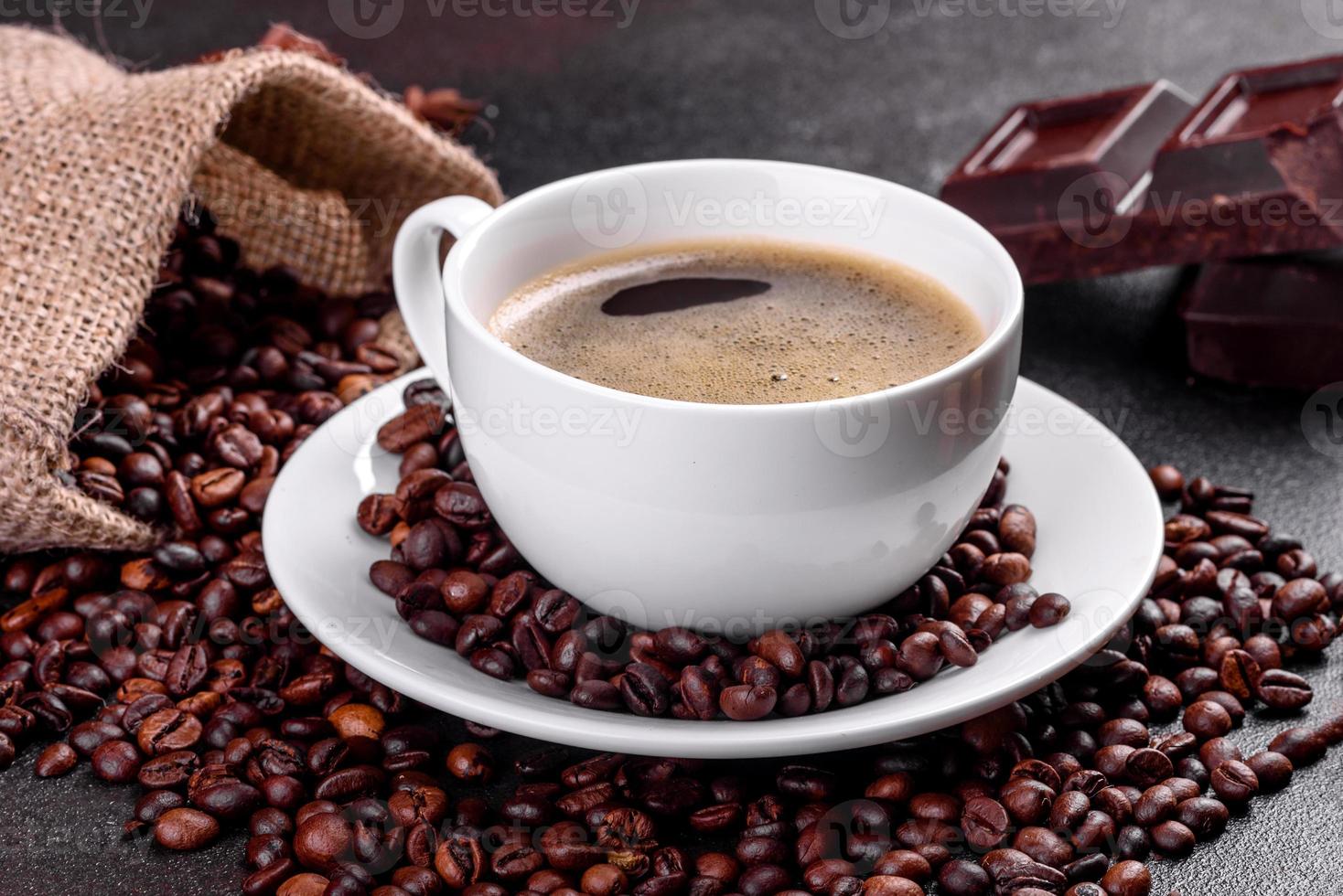 een kopje fris geurende ochtendkoffie voor een vrolijk begin van de dag foto