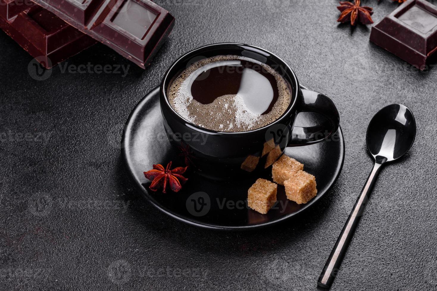 een kopje fris geurende ochtendkoffie voor een vrolijk begin van de dag foto