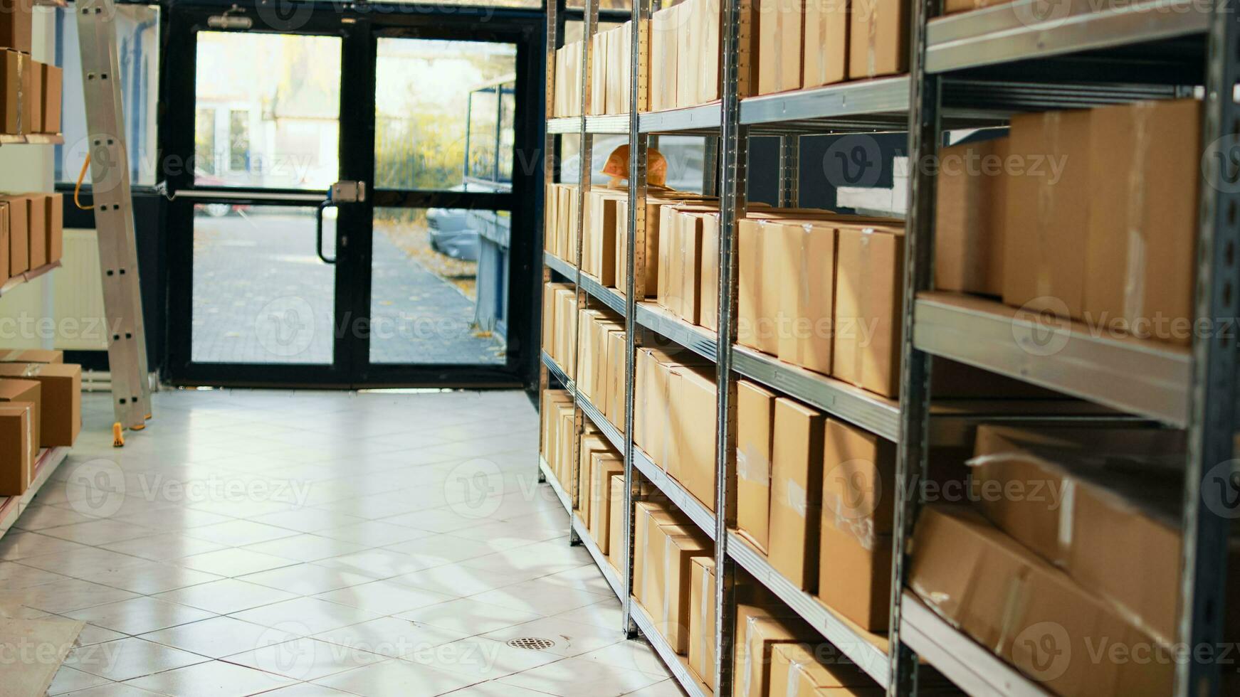 pakhuis benodigdheden met karton dozen Aan rekken, pakketjes en karton containers bereid voor producten distributie en Verzending. magazijn kamer met kleinhandel op te slaan lading, industrieel voorraad. foto