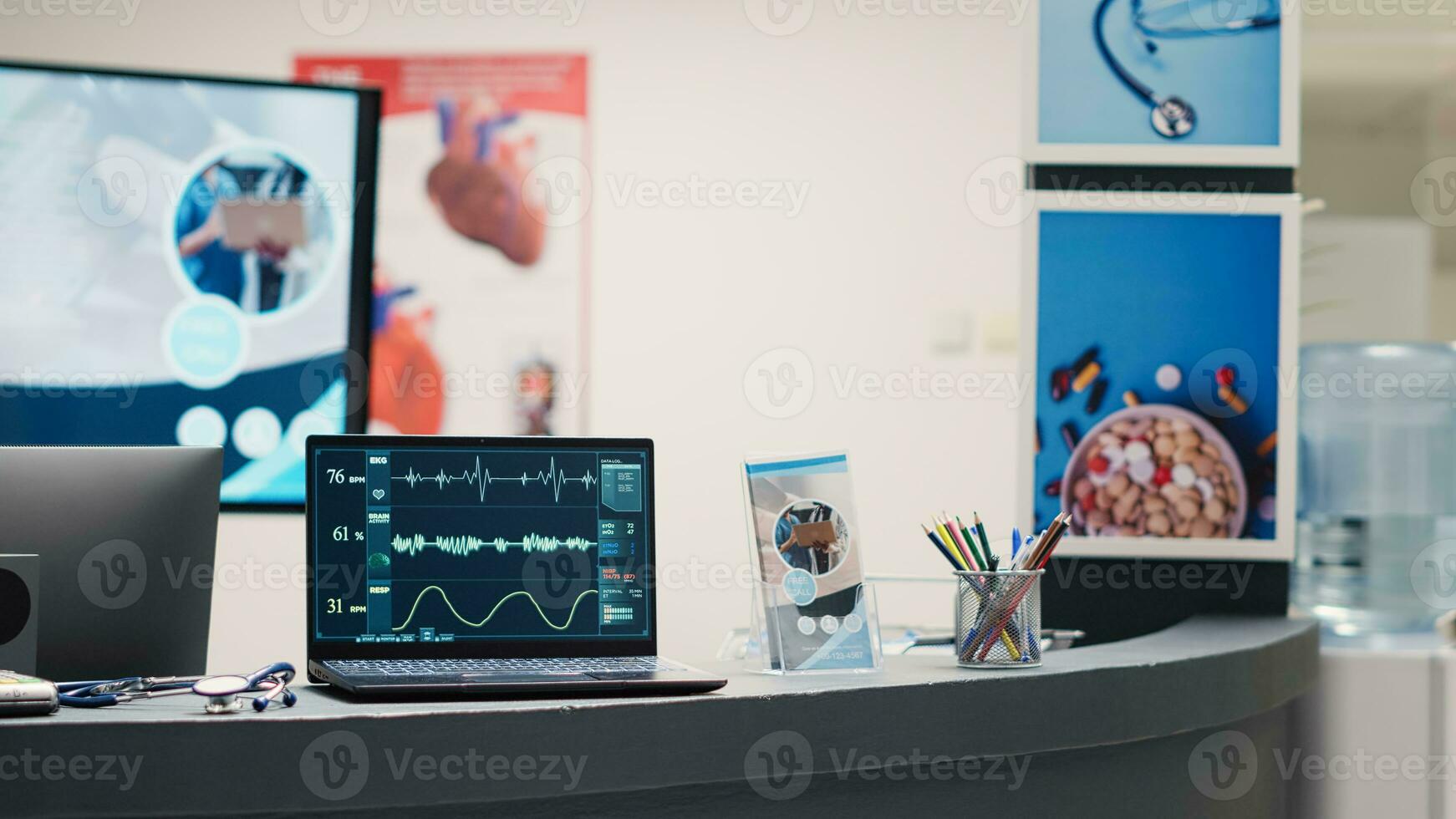 cardiologie diagnose Aan laptop Bij bureau, tonen kardiogram en hart tarief in leeg medisch faciliteit aan het wachten Oppervlakte. elektrocardiogram analyse en hartslag druk Aan Scherm in lobby. foto