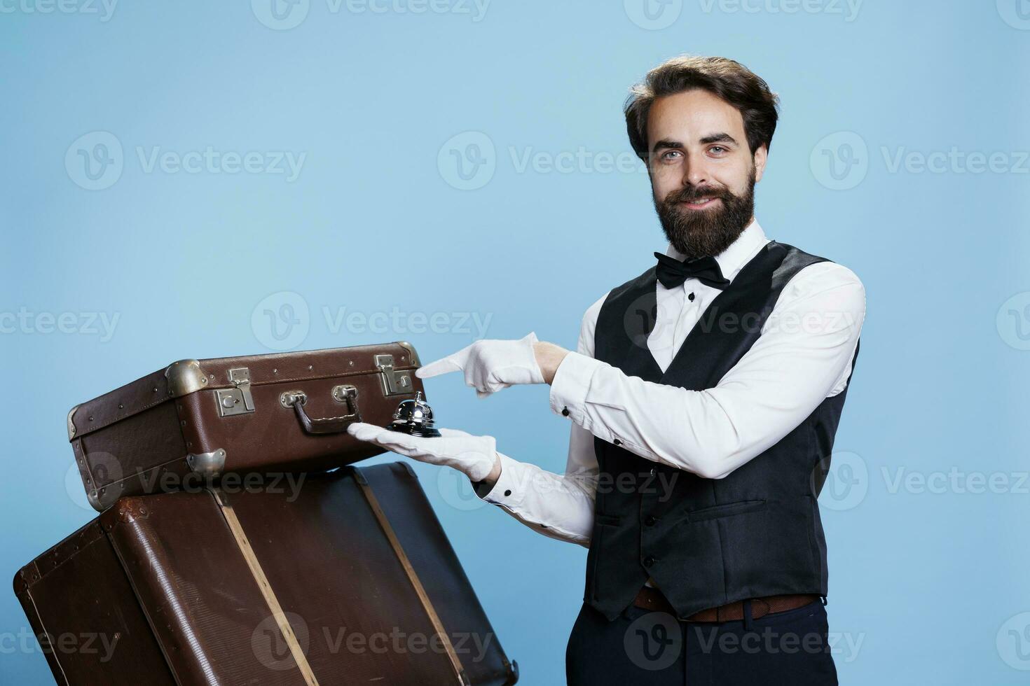 hotel portier shows onderhoud klok, creëren hotel conciërge gastvrijheid concept, rinkelen voor bijstand. mannetje piccolo of werknemer helpen met bagage, luxe formeel bezigheid. foto