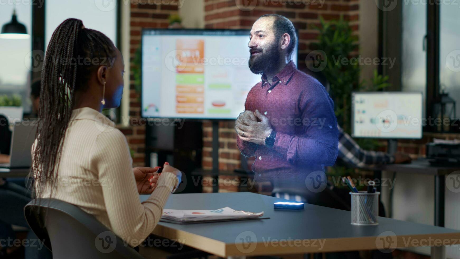 arbeider aan het kijken uitgebreid realiteit opleiding video visualisatie van team leider uitleggen hoe naar oplossen taken Bij vernieuwend kantoor bureau computer. Afrikaanse Amerikaans werknemer met hologram manager foto