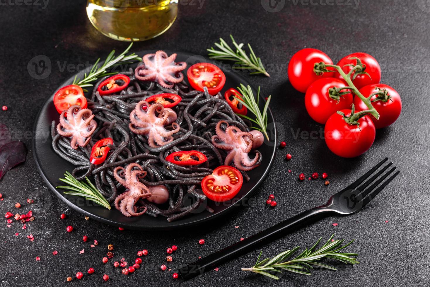 zwarte zeevruchten pasta met garnalen, octopus en mosselen foto