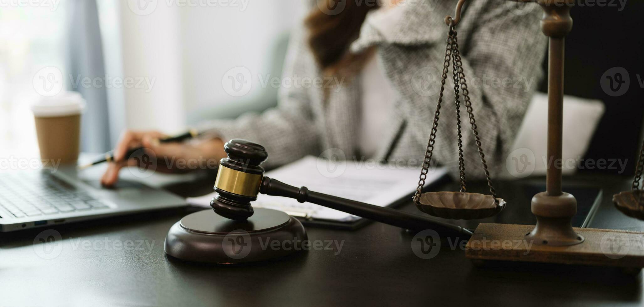 gerechtigheid en wet concept.wet thema houten bureau, boeken, evenwicht. mannetje rechter in een rechtszaal de hamer, werkend met digitaal tablet computer Aan tafel foto