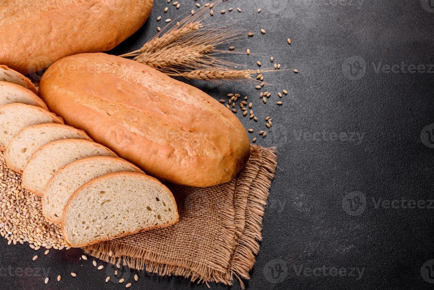 vers gebakken wit brood op een bruine betonnen ondergrond foto