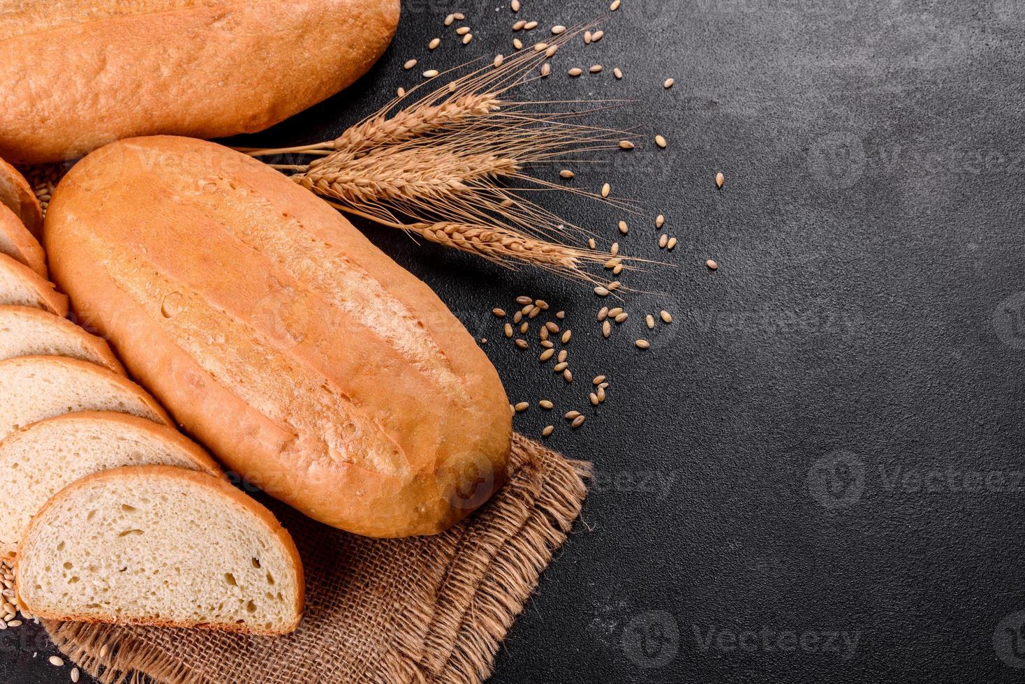 vers gebakken wit brood op een bruine betonnen ondergrond foto