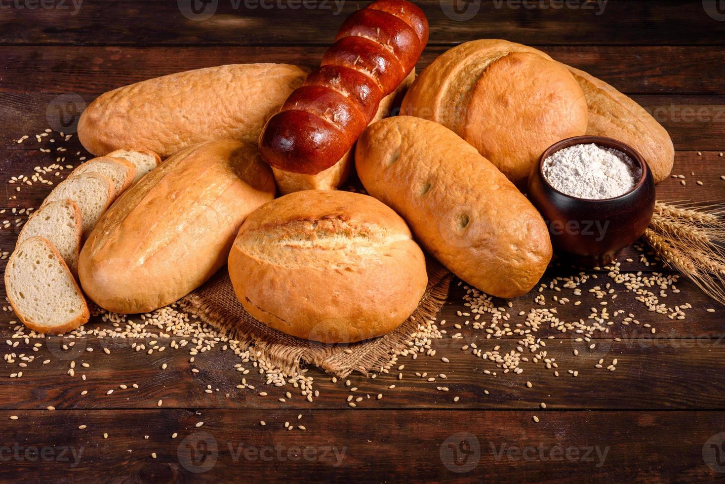 vers gebakken wit brood op een bruine betonnen ondergrond foto