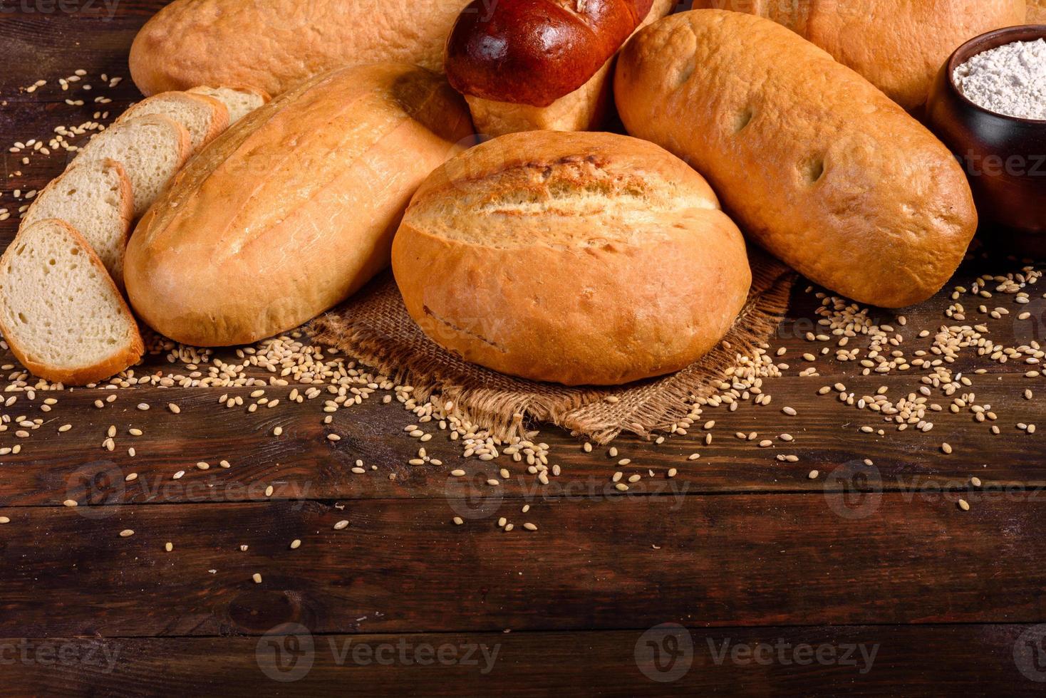 vers gebakken wit brood op een bruine betonnen ondergrond foto