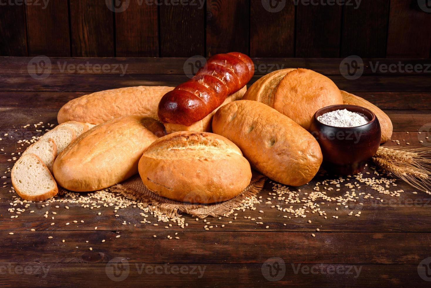 vers gebakken wit brood op een bruine betonnen ondergrond foto