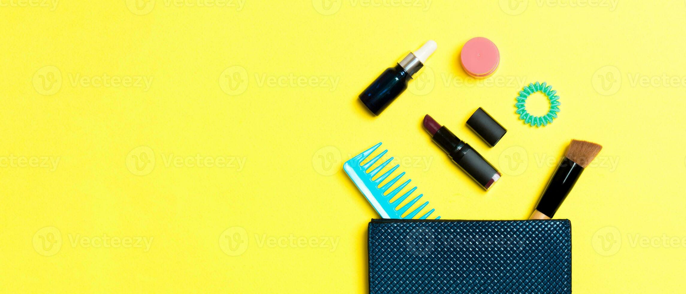 maken omhoog producten morsen uit van schoonheidsmiddelen tas, Aan geel achtergrond met leeg ruimte voor uw ontwerp foto