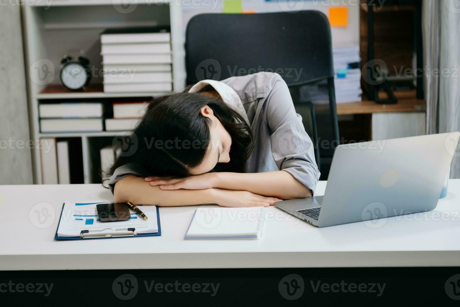 Aziatisch vrouw gevoel migraine hoofd spanning.overwerkt zakenvrouw financier terwijl werken Aan laptop en tablet foto