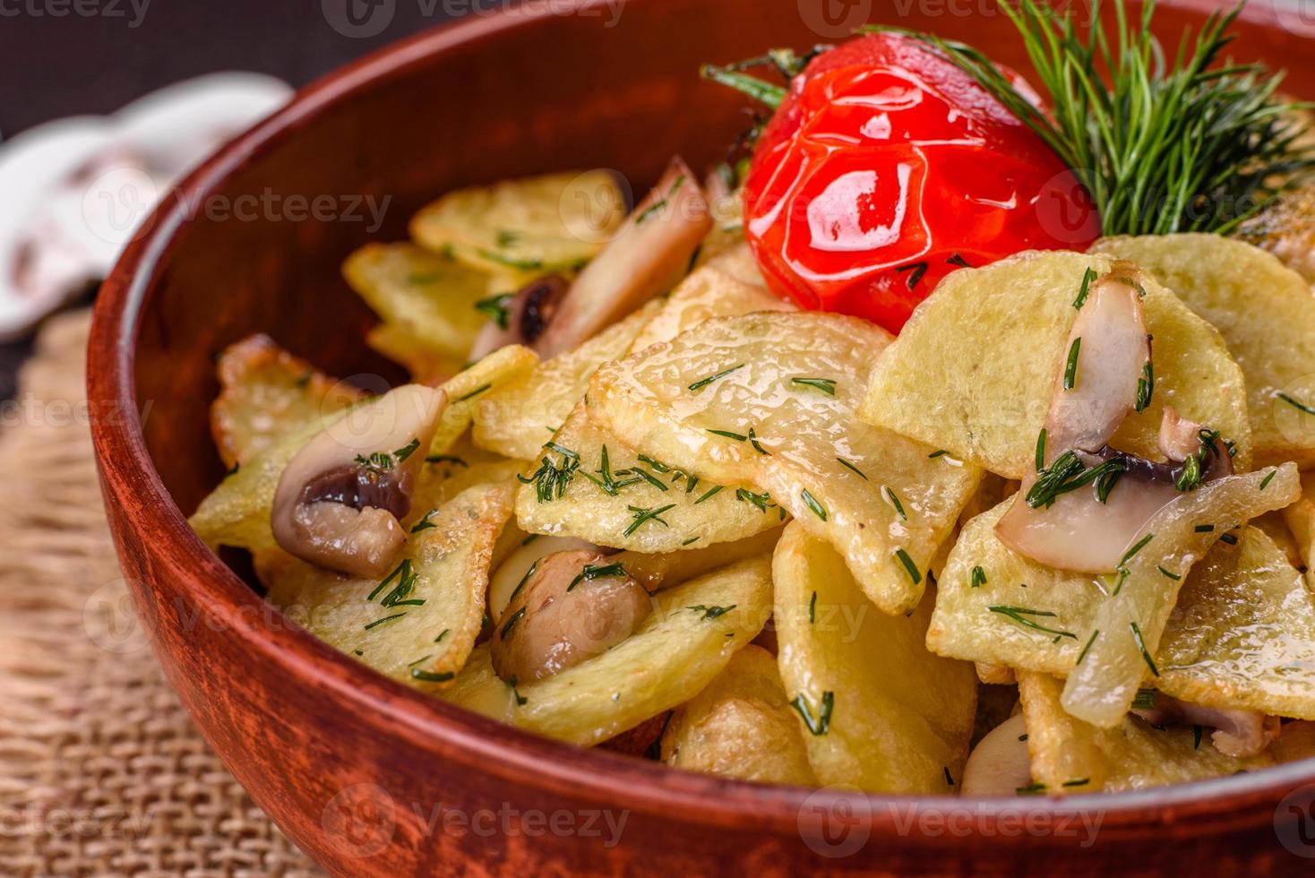 rustieke aardappelpartjes met kaas, kruiden en tomatensaus foto