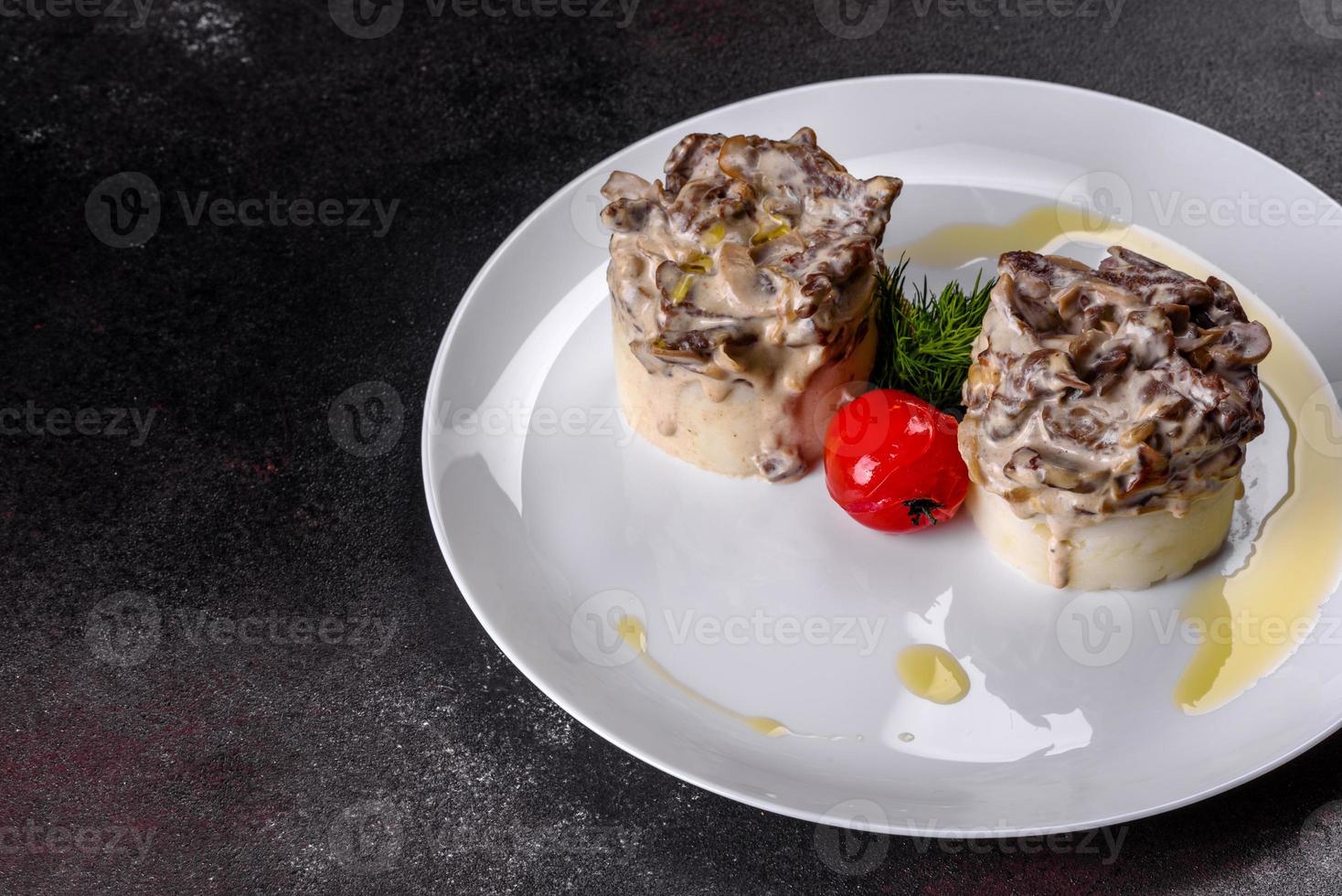 heerlijke beef stroganoff met zachte aardappelpuree foto