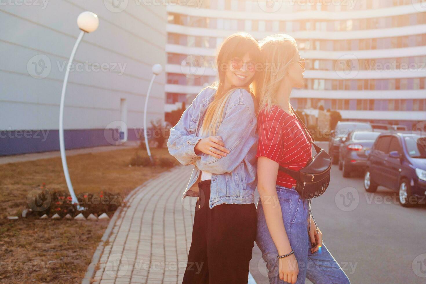 levensstijl zomer portret van twee mooi Dames. straat stijl Look. roddel meisjes. foto