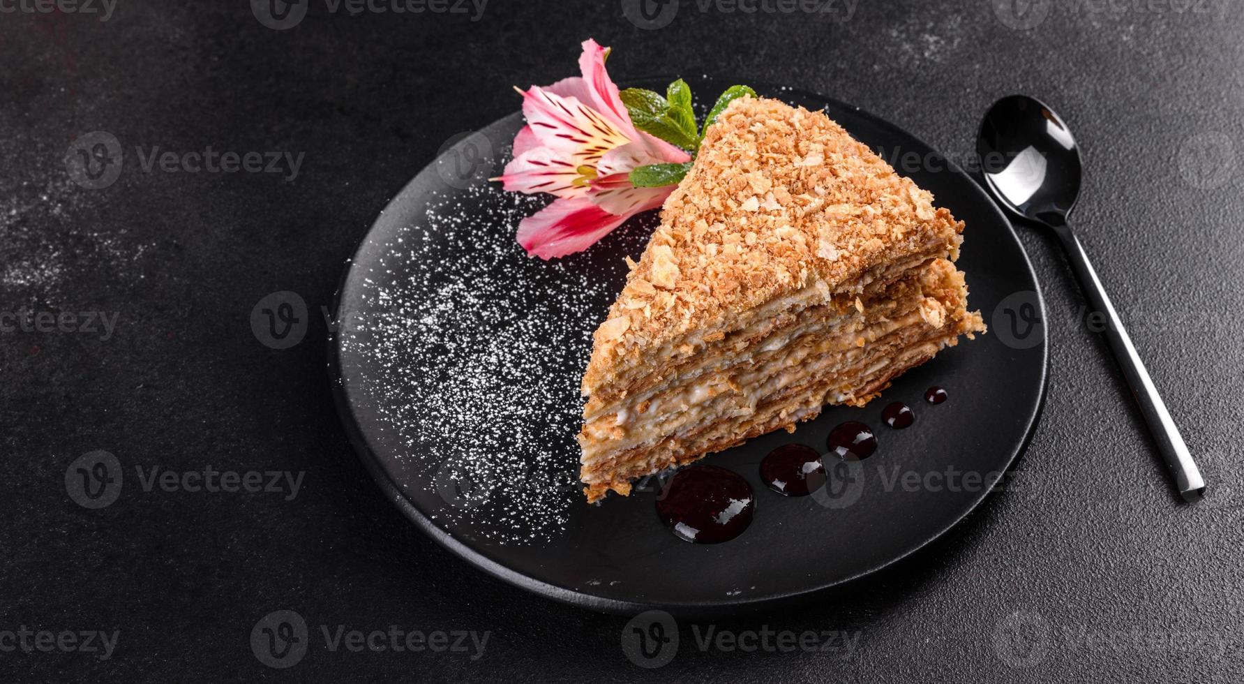 verse heerlijke cake napoleon met room op een donkere achtergrond foto