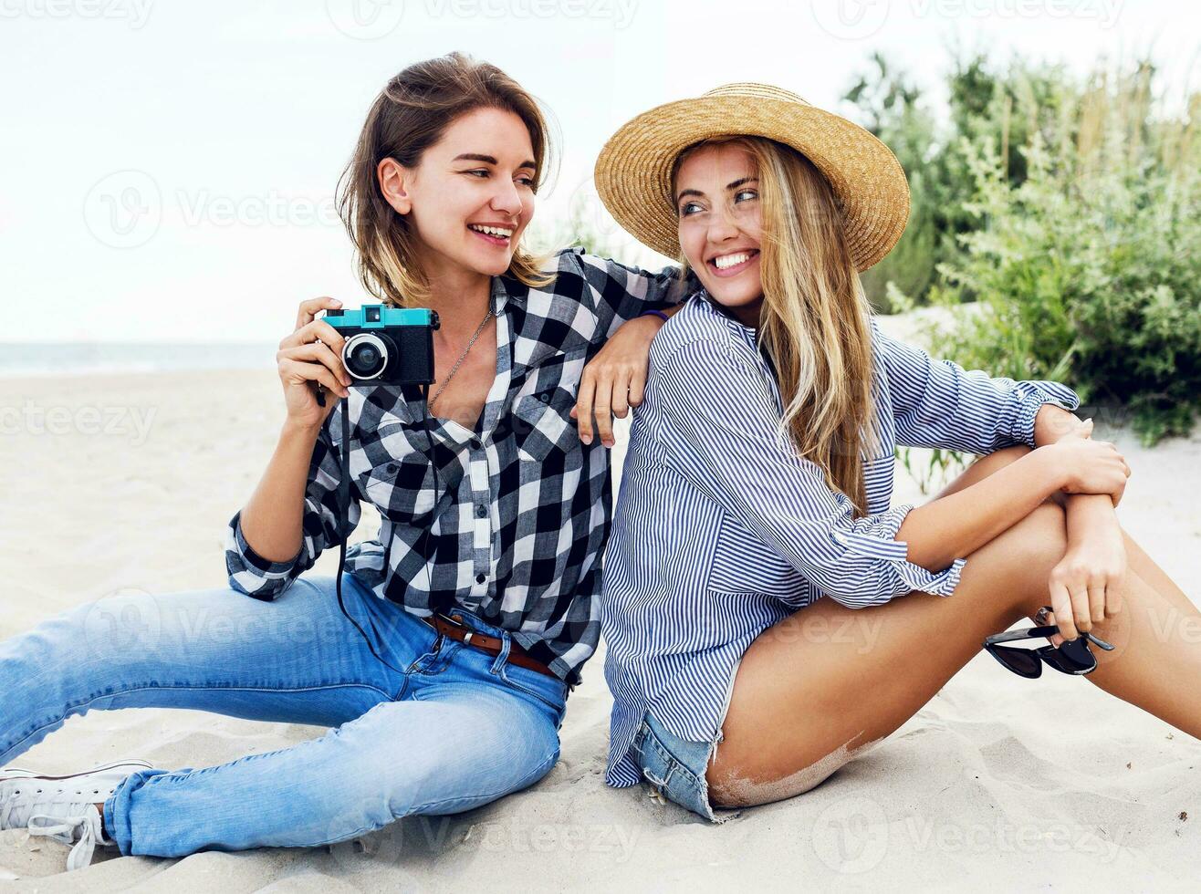 twee gelukkig vrouw vrienden, enthousiast model- met haar persoonlijk fotograaf . foto